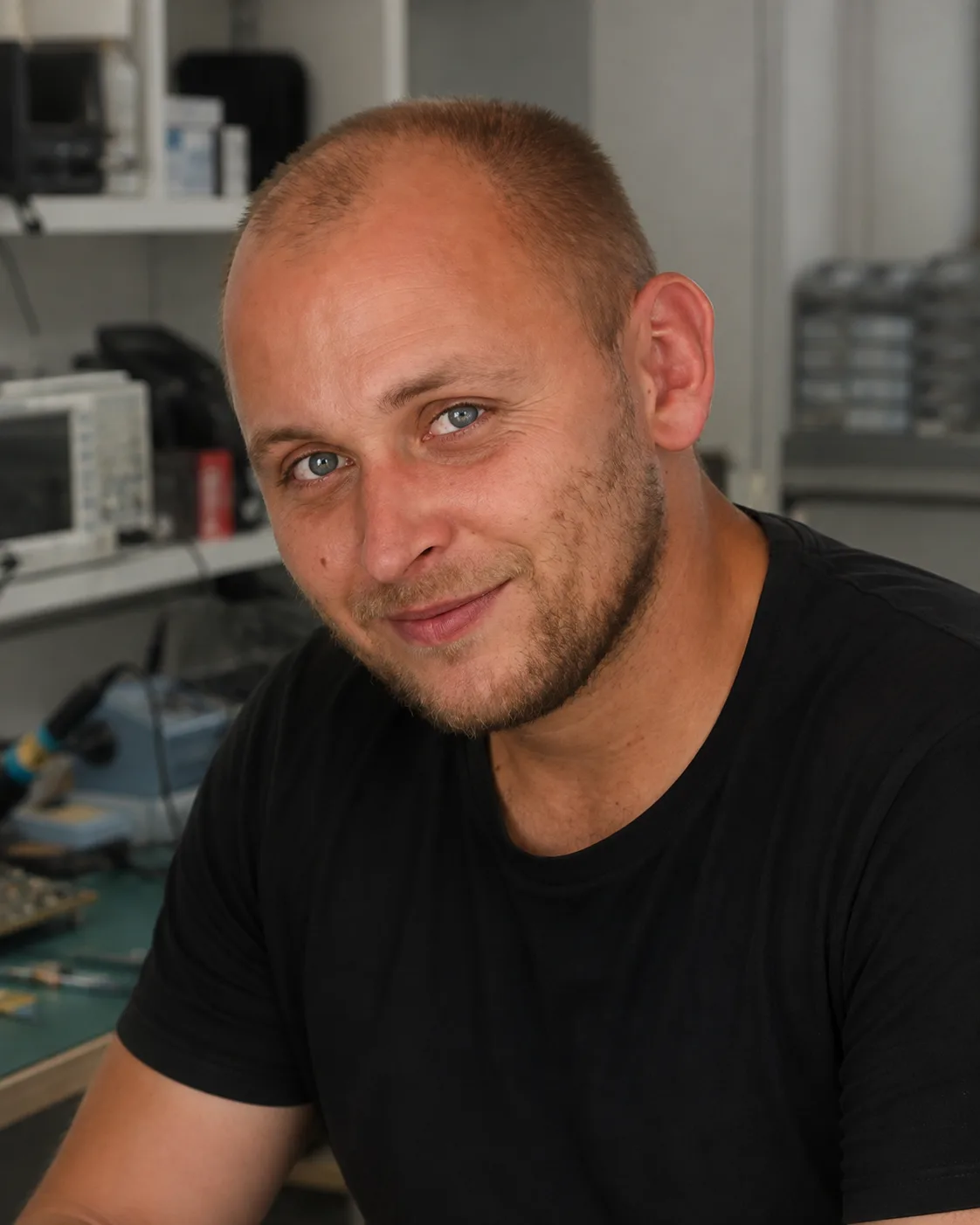 Profesijný portrét Romana Farkaša v technickej dielni